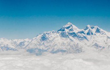 Himalayalar 'daki Everest Dağı. 8848 metre yüksekliğinde. Dünyanın en yüksek dağı. Yedi Zirve.