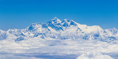 Himalayalar 'daki Everest Dağı. 8848 metre yüksekliğinde. Dünyanın en yüksek dağı. Yedi Zirve.
