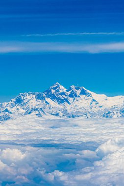 Himalayalar 'daki Everest Dağı. 8848 metre yüksekliğinde. Dünyanın en yüksek dağı. Yedi Zirve.