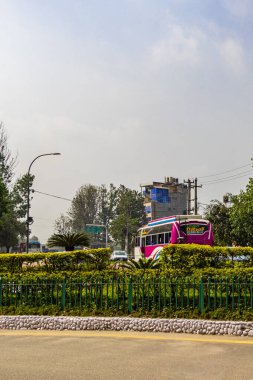 Katmandu Nepal 21. Mai 2018 havaalanına giden renkli tozlu yol. Gaucharan 'daki Halka Yolu, Katmandu, Nepal.