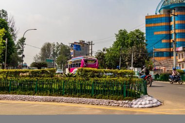 Katmandu Nepal 21. Mai 2018 havaalanına giden renkli tozlu yol. Gaucharan 'daki Halka Yolu, Katmandu, Nepal.