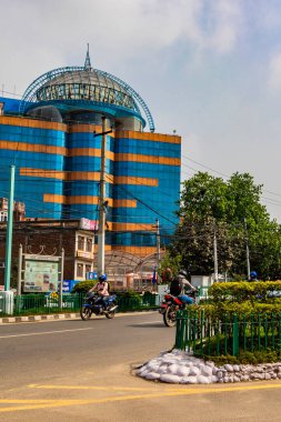 Katmandu Nepal 21. Mai 2018 havaalanına giden renkli tozlu yol. Gaucharan 'daki Halka Yolu, Katmandu, Nepal.