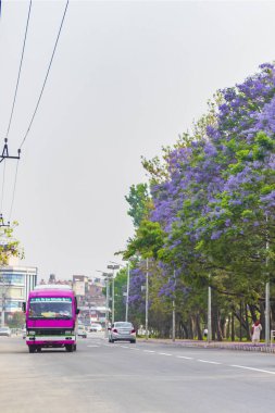 Katmandu Nepal 21. Mai 2018 havaalanına giden renkli tozlu yol. Gaucharan 'daki Halka Yolu, Katmandu, Nepal.