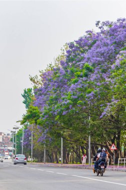 Katmandu Nepal 21. Mai 2018 havaalanına giden renkli tozlu yol. Gaucharan 'daki Halka Yolu, Katmandu, Nepal.