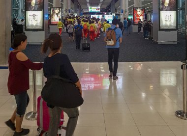 Bangkok Thailand 21. Mai 2018 Corridors and passengers Bangkok Suvarnabhumi Airport Amphoe Bang Phli, Thailand. clipart