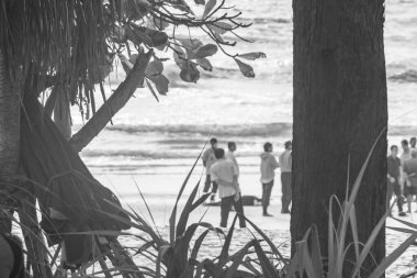 Nai Thon Naithon Sahili Phuket Tayland 'da ölü bir adam bulundu..