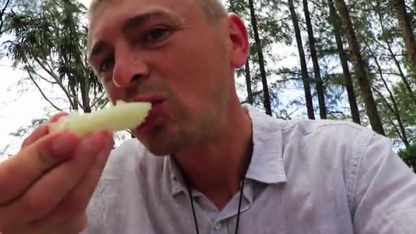 Turista Come Comida Tailandesa Pepino Nai Thon Beach Phuket Tailândia — Vídeo de Stock