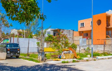 Playa del Carmen Meksika 'daki tipik turuncu konutlu otel binası..