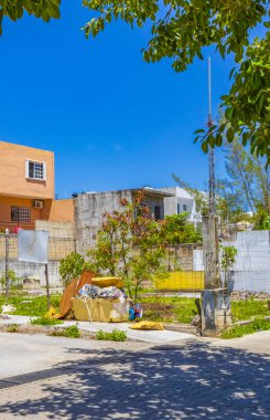 Playa del Carmen Meksika 'daki tipik turuncu konutlu otel binası..