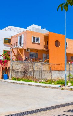 Playa del Carmen Meksika 'daki tipik turuncu konutlu otel binası..