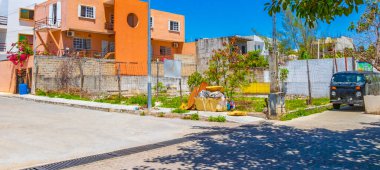 Playa del Carmen Meksika 'daki tipik turuncu konutlu otel binası..