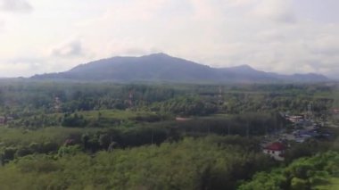 Phuket Uluslararası Havaalanı 'na inen Phuket Tayland doğal peyzaj dağları.