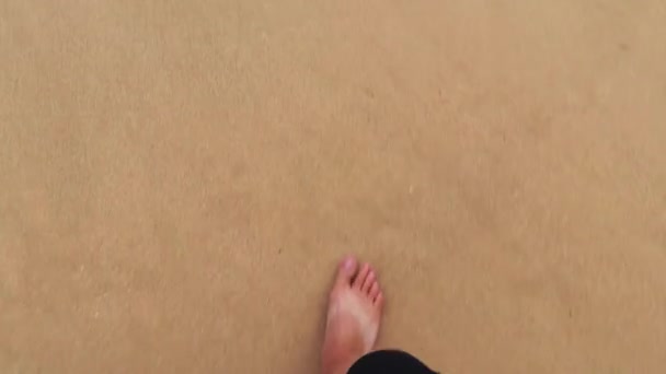 Går Stranden Genom Sand Till Vatten Phuket Thailand — Stockvideo