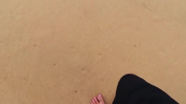 Går Stranden Genom Sand Till Vatten Phuket Thailand — Stockvideo
