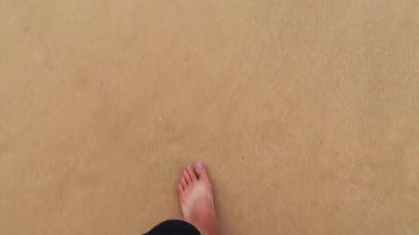 Går Stranden Genom Sand Till Vatten Phuket Thailand — Stockvideo