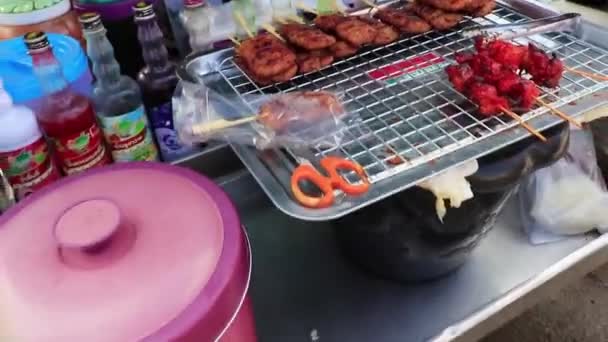 Turysta Kupuje Tajskie Jedzenie Kurczaka Szaszłyki Phuket Tajlandii — Wideo stockowe
