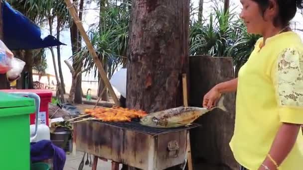 泰国普吉岛2018年10月泰国妇女与泰国菜烤鸡肉和鱼 — 图库视频影像