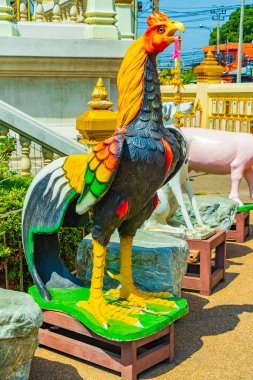 Bangkok Tayland 'daki muhteşem renkli Wat Don Mueang Phra Arramluang Budist tapınağındaki güzel tavuk heykeli..