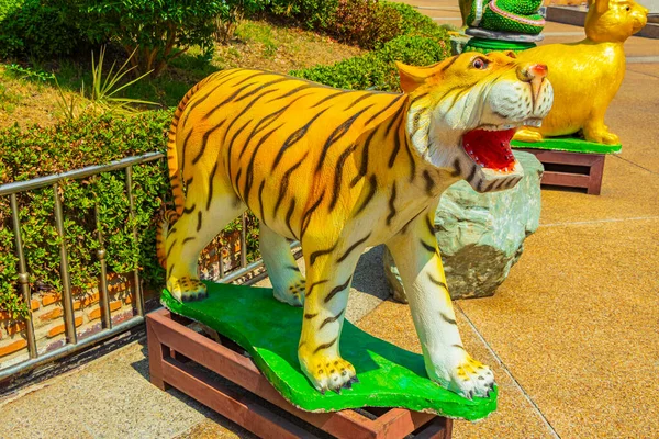 Όμορφο Άγαλμα Τίγρης Εκπληκτικό Πολύχρωμο Wat Don Mueang Phra Arramluang — Φωτογραφία Αρχείου