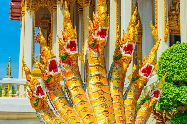 タイのバンコクにあるカラフルなワット ムアン アラムラン仏教寺院で黄金と緑の龍魚像 — ストック写真