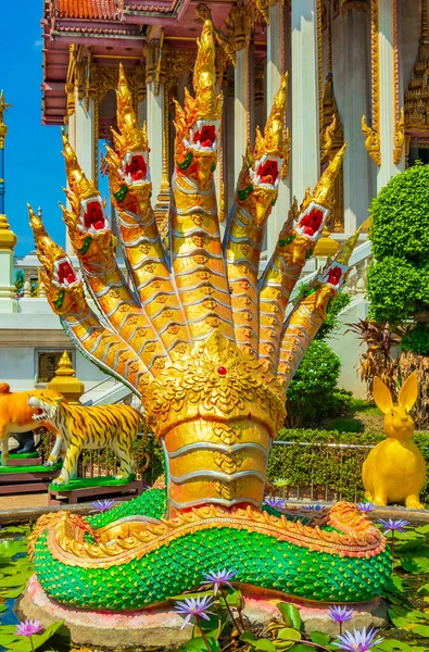 タイのバンコクにあるカラフルなワット ムアン アラムラン仏教寺院で黄金と緑の龍魚像 — ストック写真