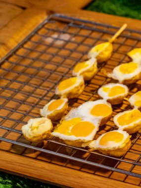 Çubuklu bıldırcın yumurtası Huai Khwang Bangkok Tayland 'da Tayland gece marketi sokak yemeği.