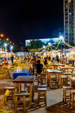 Bangkok Tayland 21. Mai 2018 Tipik Tayland gece marketi sokak yemekleri. Huai Khwang Bangkok Tayland 'daki gururlu pazar..