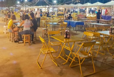 Bangkok Tayland 21. Mai 2018 Tipik Tayland gece marketi sokak yemekleri. Huai Khwang Bangkok Tayland 'daki gururlu pazar..