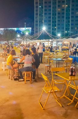 Bangkok Tayland 21. Mai 2018 Tipik Tayland gece marketi sokak yemekleri. Huai Khwang Bangkok Tayland 'daki gururlu pazar..