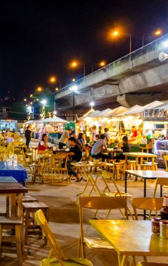Bangkok Tayland 21. Mai 2018 Tipik Tayland gece marketi sokak yemekleri. Huai Khwang Bangkok Tayland 'daki gururlu pazar..