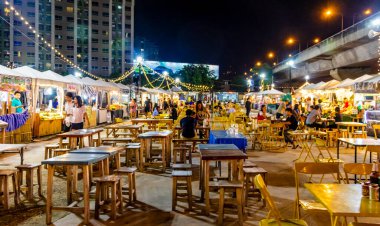 Bangkok Tayland 21. Mai 2018 Tipik Tayland gece marketi sokak yemekleri. Huai Khwang Bangkok Tayland 'daki gururlu pazar..