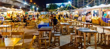 Bangkok Tayland 21. Mai 2018 Tipik Tayland gece marketi sokak yemekleri. Huai Khwang Bangkok Tayland 'daki gururlu pazar..