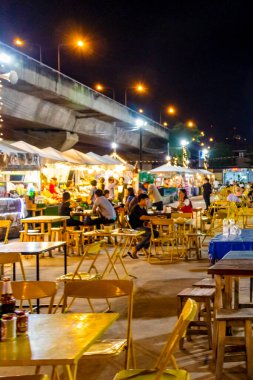 Bangkok Tayland 21. Mai 2018 Tipik Tayland gece marketi sokak yemekleri. Huai Khwang Bangkok Tayland 'daki gururlu pazar..