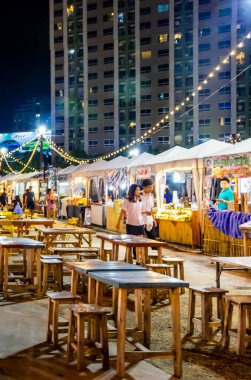 Bangkok Tayland 21. Mai 2018 Tipik Tayland gece marketi sokak yemekleri. Huai Khwang Bangkok Tayland 'daki gururlu pazar..
