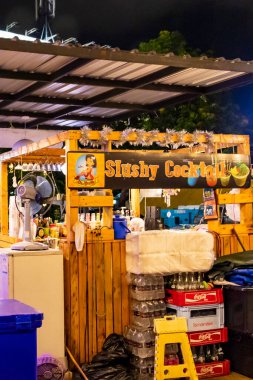 Bangkok Tayland 21. Mai 2018 Tipik Tayland gece marketi sokak yemekleri. Huai Khwang Bangkok Tayland 'daki gururlu pazar..