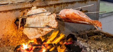 Huai Khwang Bangkok Tayland 'da Tayland gece marketinde balık..