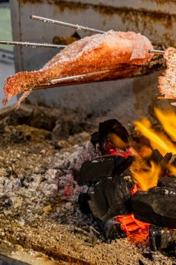 Huai Khwang Bangkok Tayland 'da Tayland gece marketinde balık..