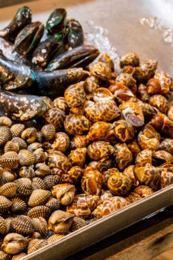 Huai Khwang Bangkok Tayland 'da deniz ürünleri istiridyeleri Tayland gece market yemekleri.