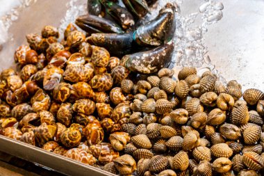 Huai Khwang Bangkok Tayland 'da deniz ürünleri istiridyeleri Tayland gece market yemekleri.