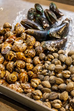 Huai Khwang Bangkok Tayland 'da deniz ürünleri istiridyeleri Tayland gece market yemekleri.