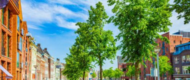 Groningen Hollanda 18. Haziran 2013 Cityscape Panorama binaları bisiklet trafiği Groningen Hollanda Hollanda