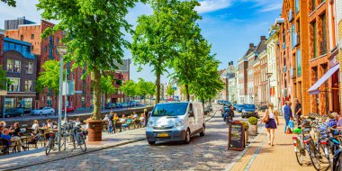 Groningen Hollanda 18. Haziran 2013 Cityscape Panorama binaları bisiklet trafiği Groningen Hollanda Hollanda