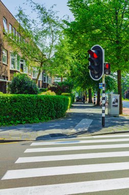 Groningen Hollanda 18. Haziran 2013 Cityscape Panorama binaları Hollanda 'nın Groningen bölgesinde bisiklet trafiği.