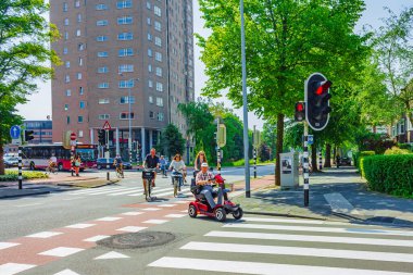 Groningen Hollanda 18. Haziran 2013 Cityscape Panorama binaları Hollanda 'nın Groningen bölgesinde bisiklet trafiği.