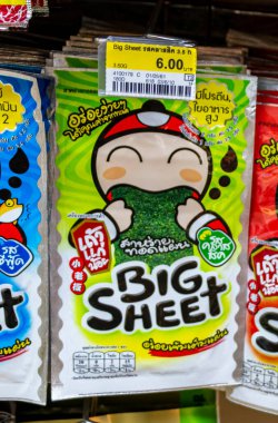 Bangkok Tayland 21. Mai 2018 Tayland Büyük Çarşaf yosun balığı ve Tayland 'daki süpermarketten hazır atıştırmalık ürünleri..