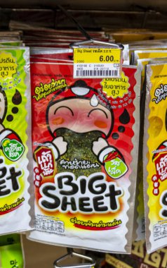 Bangkok Tayland 21. Mai 2018 Tayland Büyük Çarşaf yosun balığı ve Tayland 'daki süpermarketten hazır atıştırmalık ürünleri..