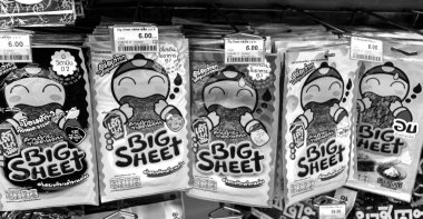 Bangkok Tayland 21. Mai 2018 Tayland büyük yosun balığının siyah beyaz resmi ve Tayland 'daki süpermarketten hazır atıştırmalık ürünler..