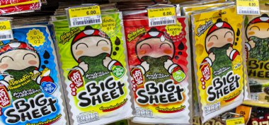 Bangkok Tayland 21. Mai 2018 Tayland Büyük Çarşaf yosun balığı ve Tayland 'daki süpermarketten hazır atıştırmalık ürünleri..