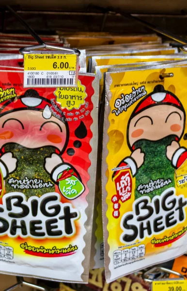 Bangkok Tayland 21. Mai 2018 Tayland Büyük Çarşaf yosun balığı ve Tayland 'daki süpermarketten hazır atıştırmalık ürünleri..