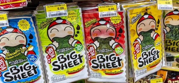 Bangkok Tayland 21. Mai 2018 Tayland Büyük Çarşaf yosun balığı ve Tayland 'daki süpermarketten hazır atıştırmalık ürünleri..